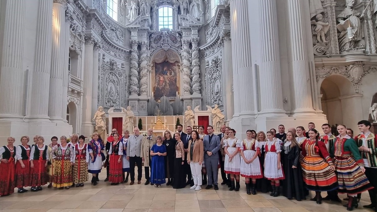 Dni polskie w Monachium koscioll z konsulem RP Rafałem Wolskim w kościele Teatynów w Monachium