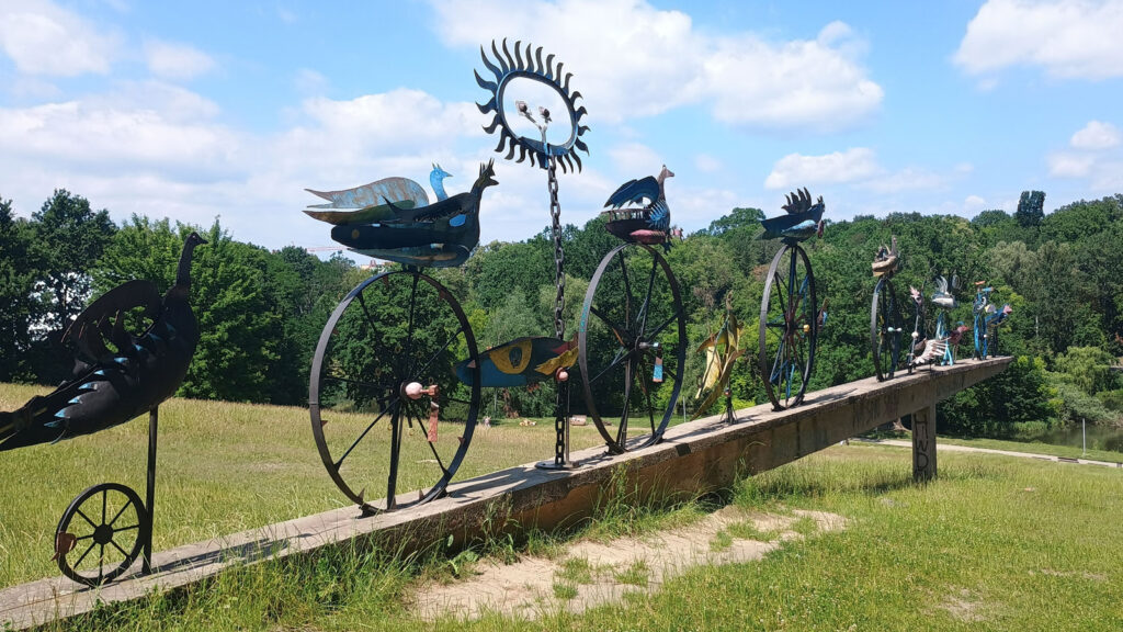 20250628 Modernistische Installation Ogniste Ptaki c BH 1600x900 1024x576